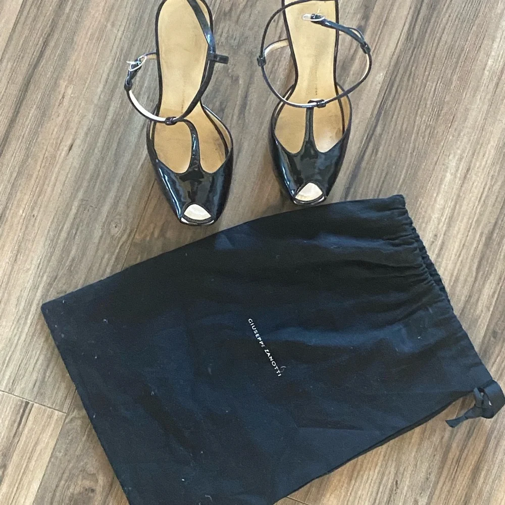 Giuseppe Black Patent Leather T-Strap Platforms Sz 40 (Gently Used) - Picture 11 of 13